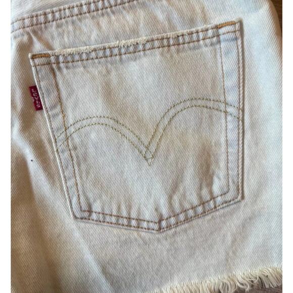 Levi's Jean Shorts Woemns 26 White Denim 5 Pockets Red Tab Cut Off Distressed - Picture 12 of 13